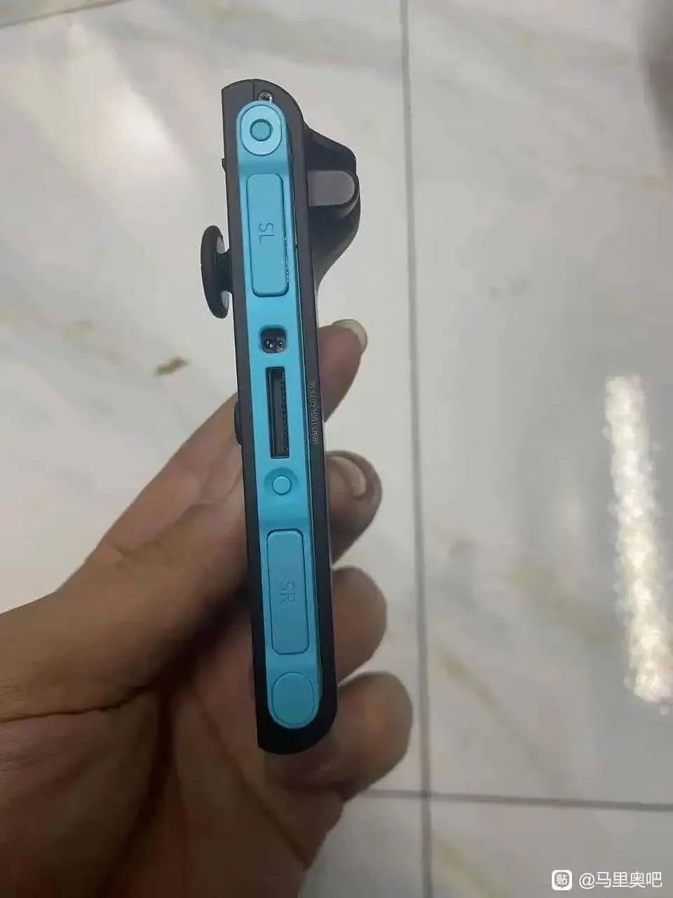 Leaked alleged hotos Nintendo 2 - view from top on joy con
